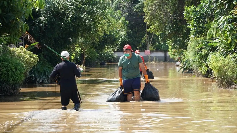 Lũ lụt ngập một khu d&acirc;n cư tại Chiang Mai. Ảnh: Nikkei Asia