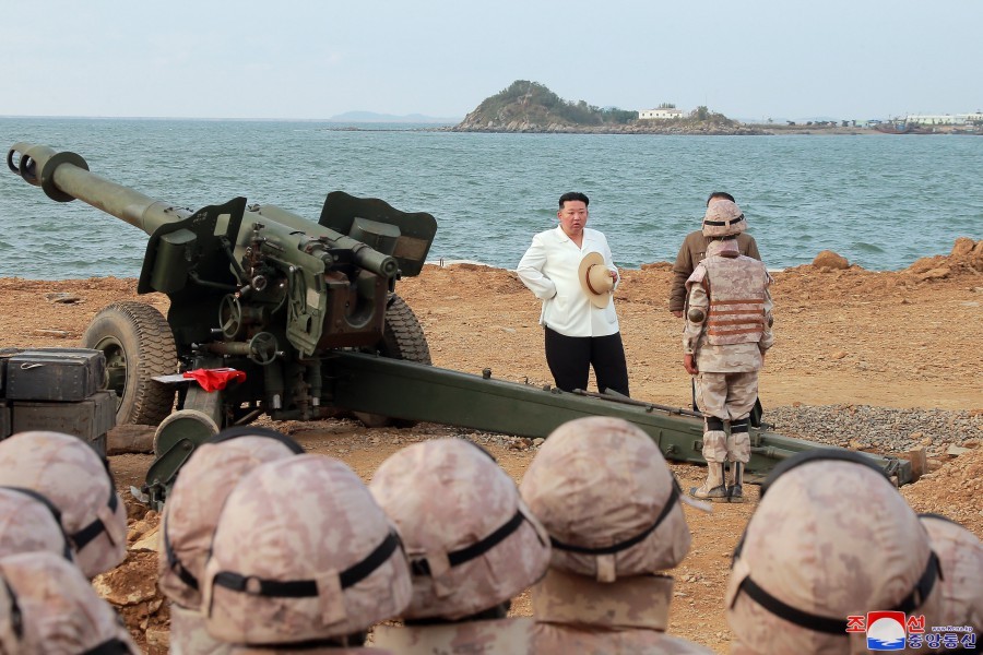 Nh&agrave; l&atilde;nh đạo Triều Ti&ecirc;n thăm một đơn vị ph&aacute;o binh tầm xa tham gia tập trận. Ảnh: KCNA