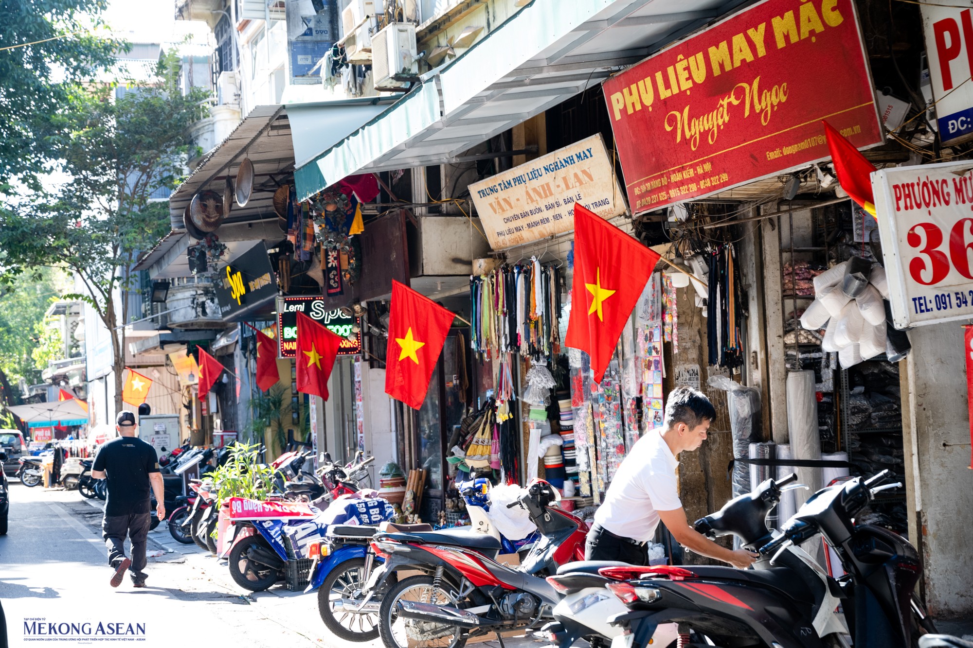 Tại nhiều tuyến phố lớn như: Ho&agrave;ng Diệu, H&ugrave;ng Vương, Đinh Ti&ecirc;n Ho&agrave;ng, Thanh Ni&ecirc;n, Điện Bi&ecirc;n Phủ... đều rực rỡ sắc đỏ của m&agrave;u cờ, băng r&ocirc;n, khẩu hiệu, tranh cổ động, pano lớn&hellip; Kh&ocirc;ng kh&iacute; của ng&agrave;y giải ph&oacute;ng Thủ đ&ocirc; cũng len lỏi v&agrave;o từng ng&otilde; nhỏ.