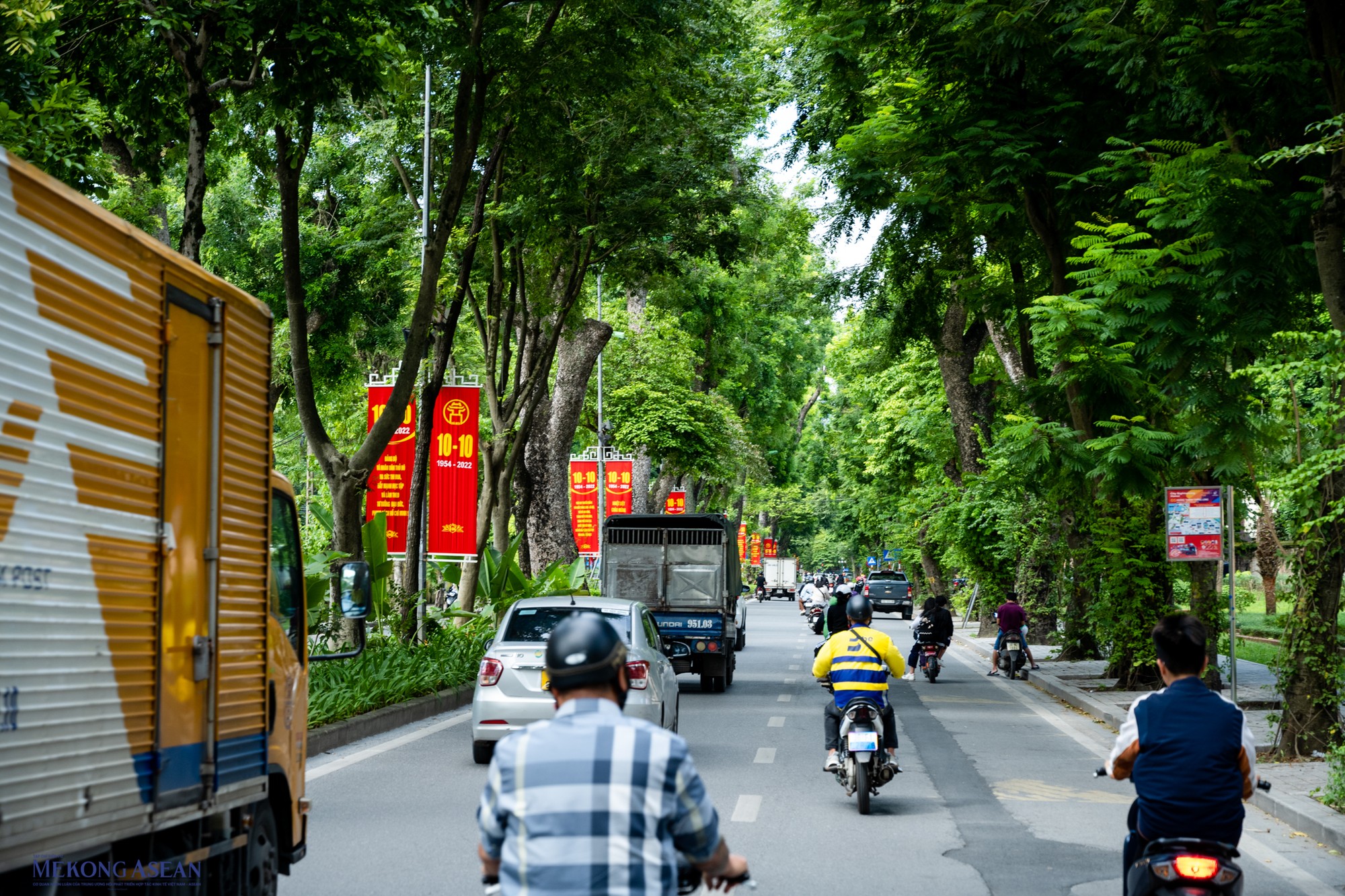 Đường phố Hà Nội rực rỡ cờ hoa chào mừng Ngày Giải phóng Thủ đô