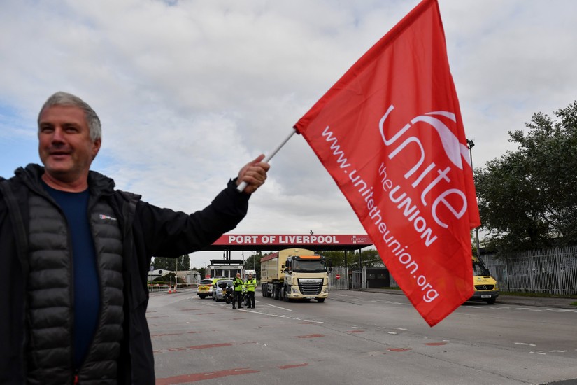 C&ocirc;ng đo&agrave;n Unite đ&igrave;nh c&ocirc;ng phản đối mức lương thấp tại cảng Liverpool ng&agrave;y 10/10. Ảnh: Getty Images