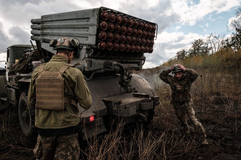 Binh sĩ Ukraine khai hỏa hệ thống t&ecirc;n lửa ph&oacute;ng loạt BM-21 ở Kharkov, ng&agrave;y 4/10. Ảnh: AFP