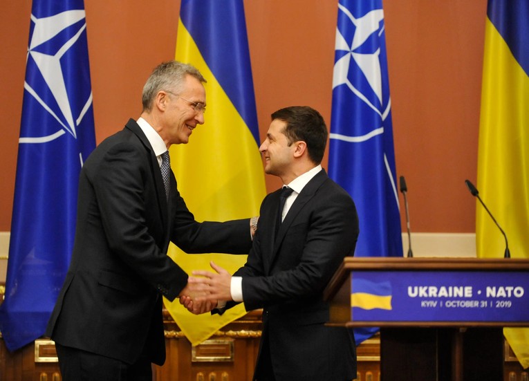 Tổng thư k&yacute; NATO Jens Stoltenberg v&agrave; Tổng thống Ukraine Volodymyr Zelensky. Ảnh: Getty Images