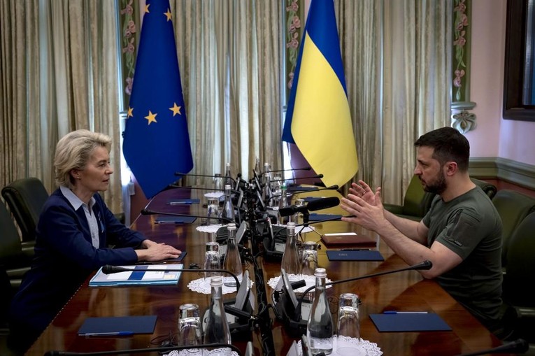 Tổng thống Ukraine Volodymyr Zelensky c&ugrave;ng Chủ tịch Ủy ban ch&acirc;u &Acirc;u Ursula von der Leyen. Ảnh: Odessa Journal