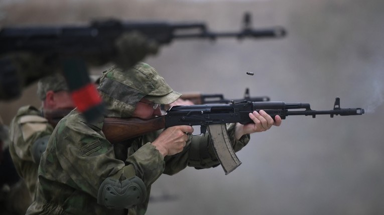 C&aacute;c t&igrave;nh nguyện vi&ecirc;n bắn s&uacute;ng trường huấn luyện Kalashnikov ở Gudermes, Chechnya, Nga. Ảnh: RIA Novosti