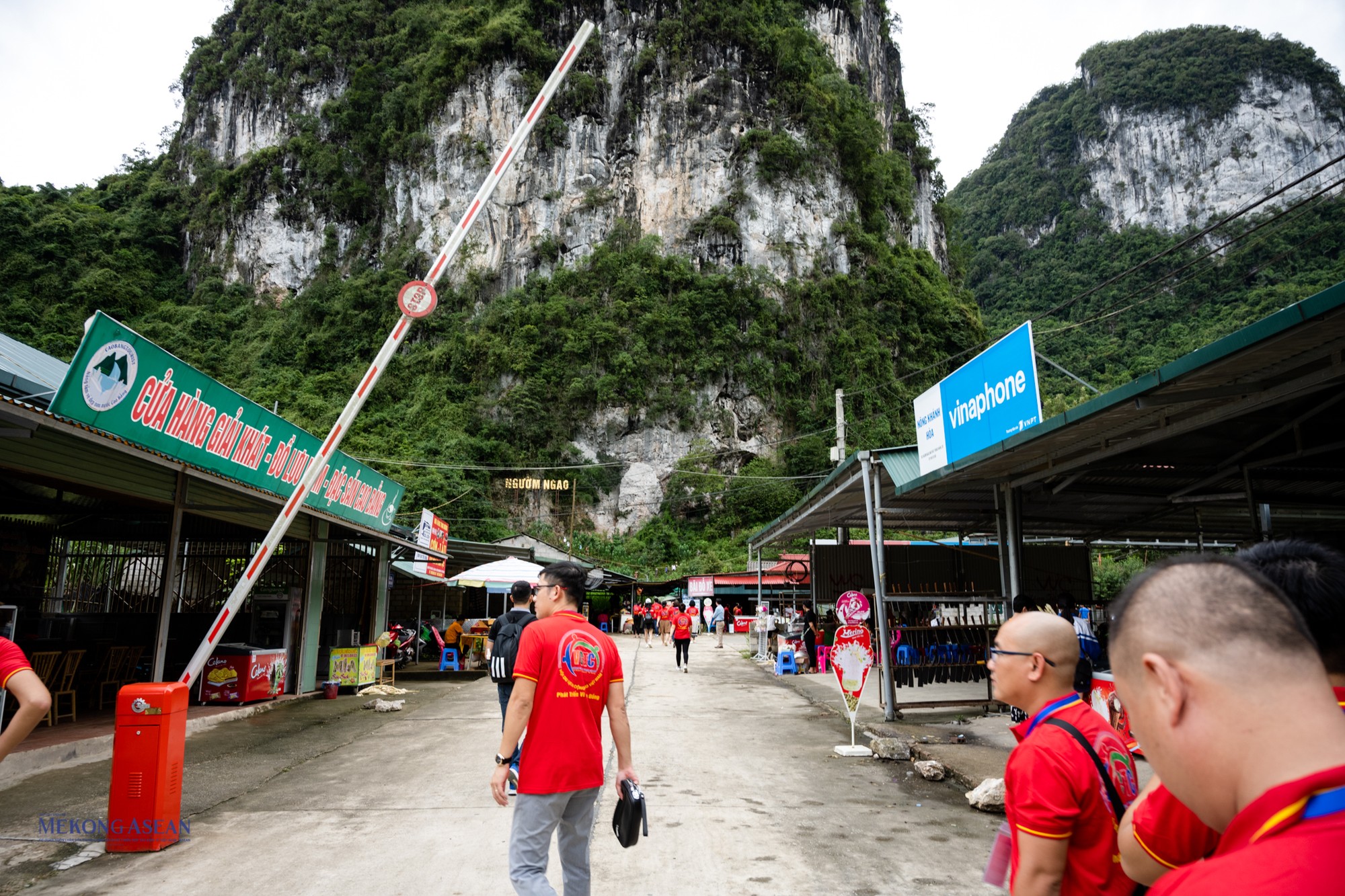 Động Ngườm Ngao nằm c&aacute;ch Th&aacute;c Bản Giốc chừng 3km, c&oacute; lịch sử h&igrave;nh th&agrave;nh c&aacute;ch đ&acirc;y khoảng 300 triệu năm. Hiện Ngườm Ngao vẫn giữ được n&eacute;t đẹp hoang sơ, với chiều d&agrave;i l&ecirc;n đến 2.144 m&eacute;t, c&oacute; 3 cửa ch&iacute;nh đi v&agrave;o.