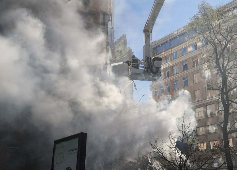 L&iacute;nh cứu hỏa dập lửa tại một t&ograve;a chung cư bị kh&ocirc;ng k&iacute;ch ở thủ đ&ocirc; Kiev, ng&agrave;y 17/10. Ảnh: Reuters
