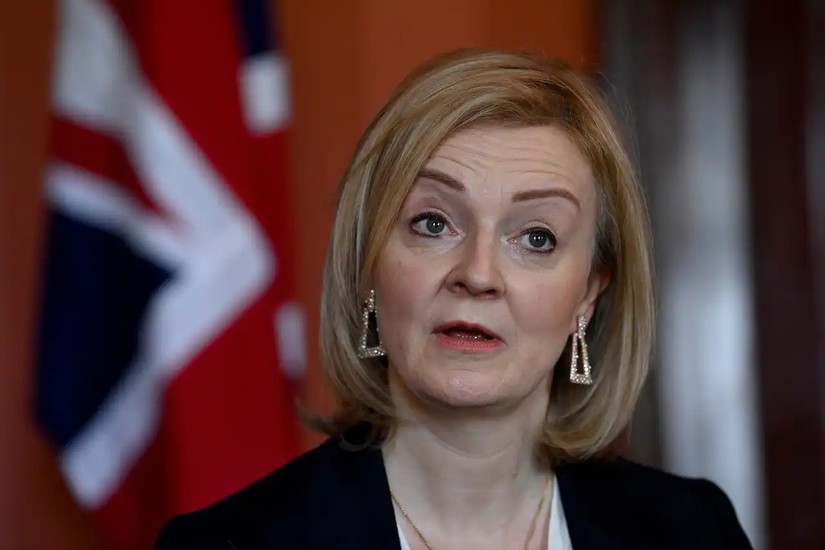 Thủ tướng Anh Liz Truss l&ecirc;n tiếng xin lỗi v&igrave; những sai lầm trong g&oacute;i kinh tế. Ảnh: SBS