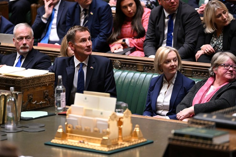 Bộ trưởng T&agrave;i ch&iacute;nh Jeremy Hunt v&agrave; Thủ tướng Anh Liz Truss tại cuộc họp Hạ viện ng&agrave;y 17/10. Ảnh: Reuters