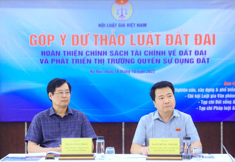 Hội thảo &amp;amp;quot;Ho&agrave;n thiện ch&iacute;nh s&aacute;ch t&agrave;i ch&iacute;nh về đất đai v&agrave; ph&aacute;t triển thị trường quyền sử dụng đất&amp;amp;quot;. Ảnh: Hữu Thắng.