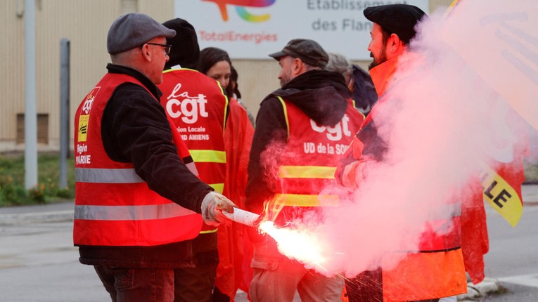 C&ocirc;ng đo&agrave;n CGT tuy&ecirc;n bố k&eacute;o d&agrave;i c&aacute;c cuộc đ&igrave;nh c&ocirc;ng tại TotalEnergies. Ảnh: Reuters