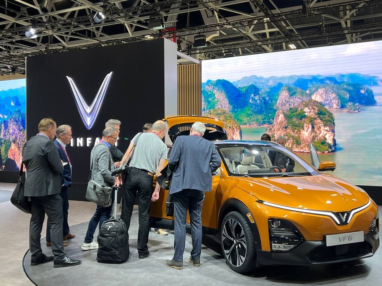 4 mẫu xe điện VinFast hút khách tại Paris Motor Show 2022