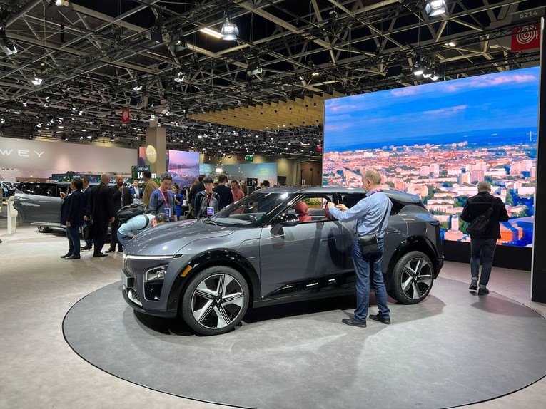 4 mẫu xe điện VinFast hút khách tại Paris Motor Show 2022