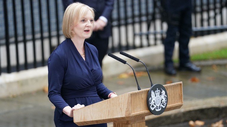 T&acirc;n Thủ tướng Anh Liz Truss ph&aacute;t biểu tại số 10 phố Downing, thủ đ&ocirc; London, ng&agrave;y 6/9. Ảnh: Reuters