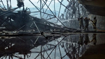 Video nhà thờ Hồi giáo tại Indonesia sập mái do hỏa hoạn