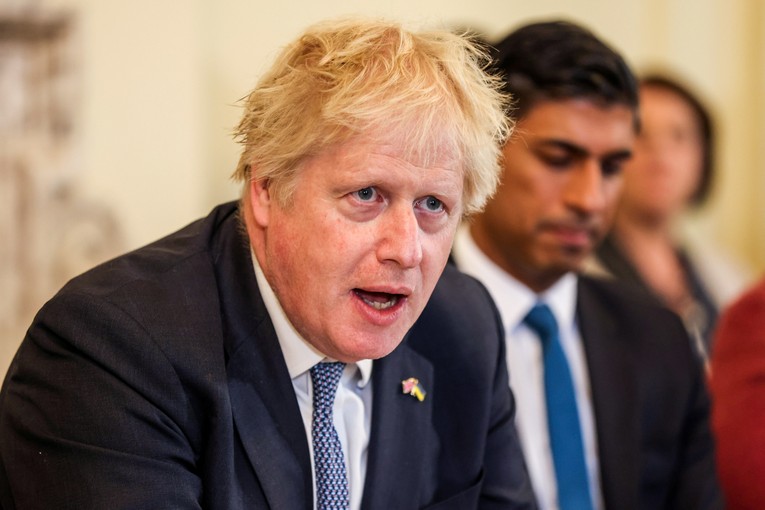 Cựu Thủ tướng Anh Boris Johnson tuy&ecirc;n bố r&uacute;t khỏi cuộc tranh cử chức thủ tướng. Ảnh: Bloomberg