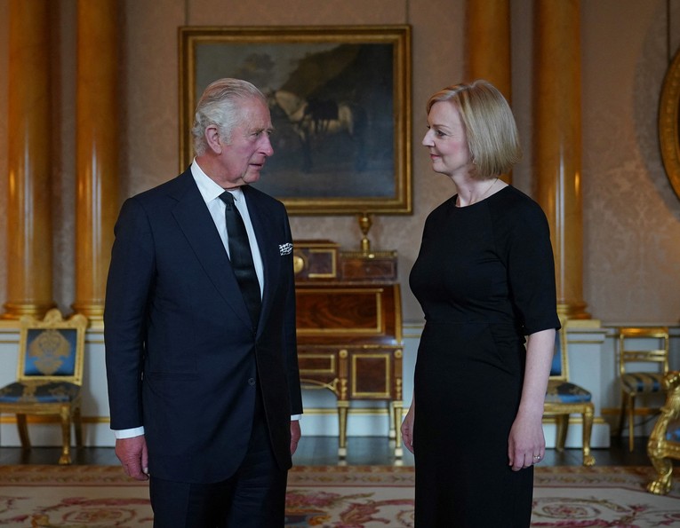 B&agrave; Liz Truss sẽ yết kiến Vua Charles III v&agrave; ch&iacute;nh thức đệ đơn từ chức. Ảnh: Reuters