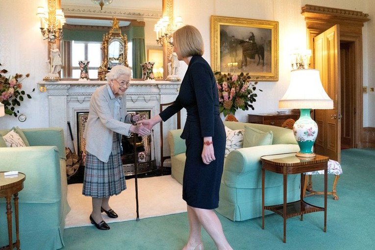 Nữ ho&agrave;ng Anh Elizabeth II bắt tay b&agrave; Liz Truss tại l&acirc;u đ&agrave;i Balmoral, Scotland. Ảnh: Reuters