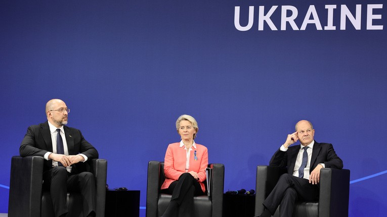 Thủ tướng Ukraine Denys Shmyhal, Chủ tịch Ủy ban ch&acirc;u &Acirc;u Ursula von der Leyen v&agrave; Thủ tướng Đức Olaf Scholz tại Hội nghị t&aacute;i thiết Ukraine ở Berlin, Đức, ng&agrave;y 25/10. Ảnh: Getty Images