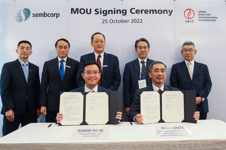 MoU giữa Sembcorp v&agrave; JBIC được k&yacute; b&ecirc;n lề ng&agrave;y khai mạc Tuần lễ Năng lượng Quốc tế Singapore, dưới sự chứng kiến của Bộ trưởng Thứ hai Bộ Thương mại v&agrave; C&ocirc;ng nghiệp Singapore, Tiến sĩ Tan See Leng, Đại sứ Nhật Bản tại Singapore Ng&agrave;i Hiroshi Ishikawa, Gi&aacute;m đốc Điều h&agrave;nh ki&ecirc;m Chủ tịch của Hội đồng quản trị JBIC &Ocirc;ng Tadashi Maeda, v&agrave; Chủ tịch Tập đo&agrave;n &amp;amp;amp;amp; Gi&aacute;m đốc điều h&agrave;nh của Sembcorp &Ocirc;ng Wong Kim Yin.