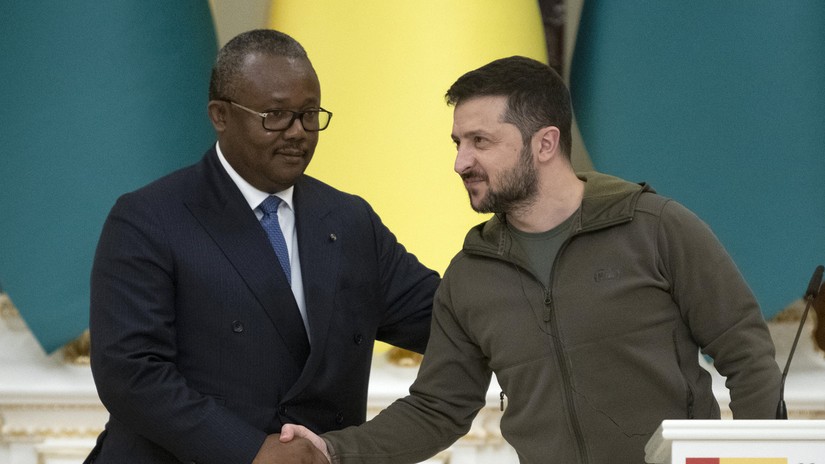 Tổng thống Guinea-Bissau Umaro Sissoco Embalo v&agrave; Tổng thống Ukraine Volodymyr Zelensky. Ảnh: AP