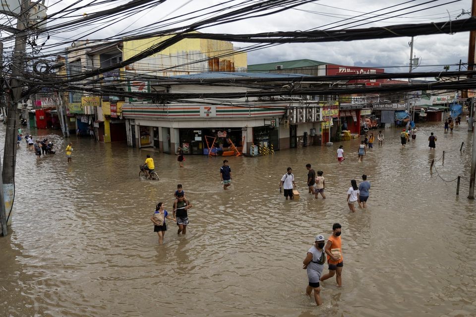 Con phố ngập lụt tại Philippines. Ảnh: Reuters