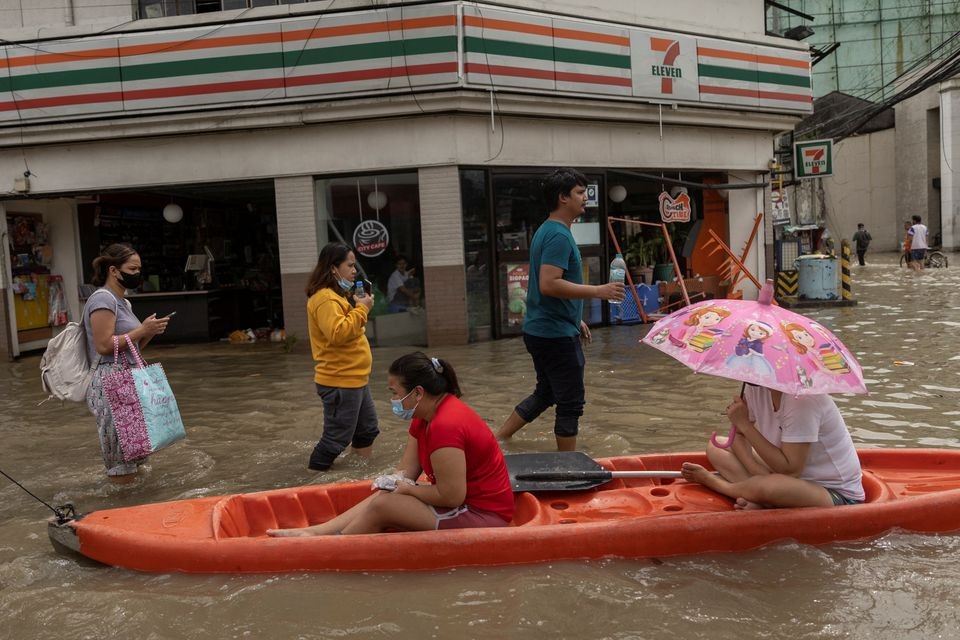 Cơn b&atilde;o Nalgae g&acirc;y mưa lớn, lũ lụt v&agrave; lở đất tại nhiều khu vực của Philippines. Ảnh: Reuters