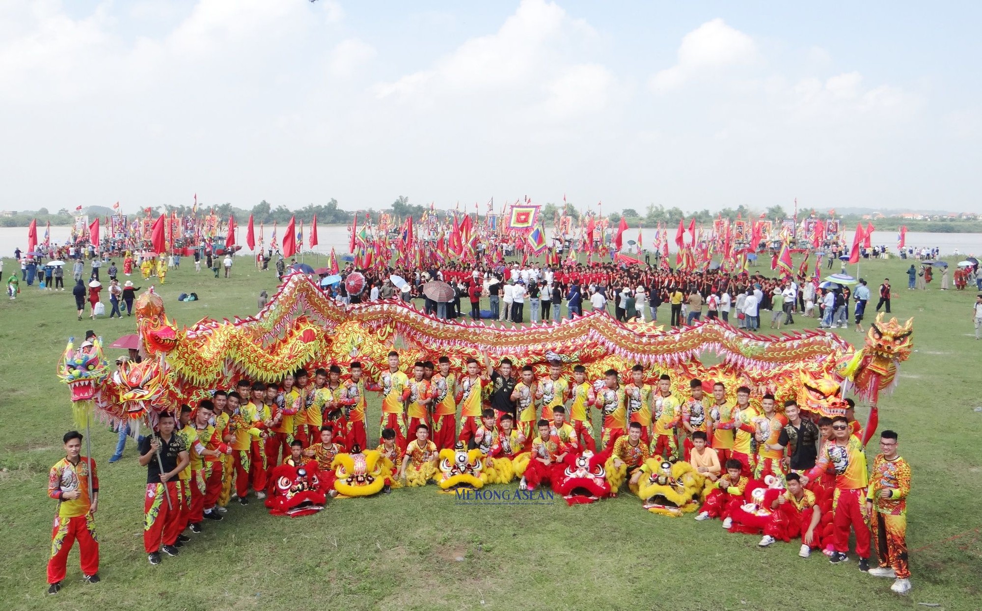 H&agrave;ng trăm v&otilde; sinh, ti&ecirc;u binh, diễn vi&ecirc;n kh&ocirc;ng chuy&ecirc;n, c&aacute;c đội l&acirc;n sư rồng, trống, chi&ecirc;ng v&agrave; 32 chiếc thuyền của ngư d&acirc;n tham gia lễ hội qu&acirc;n tr&ecirc;n s&ocirc;ng Lục Đầu, s&aacute;ng 1/10.