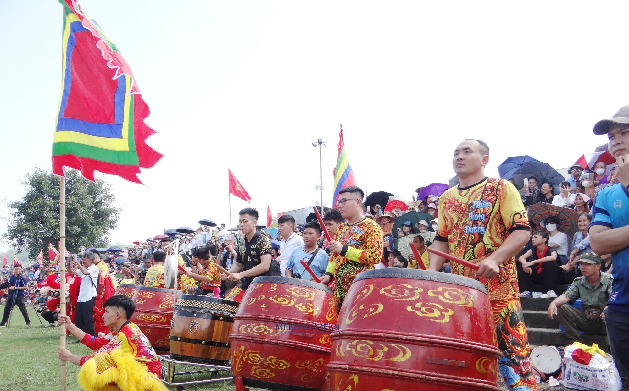 Tiếng trống, chi&ecirc;ng trong m&agrave;n diễn xướng hội qu&acirc;n.