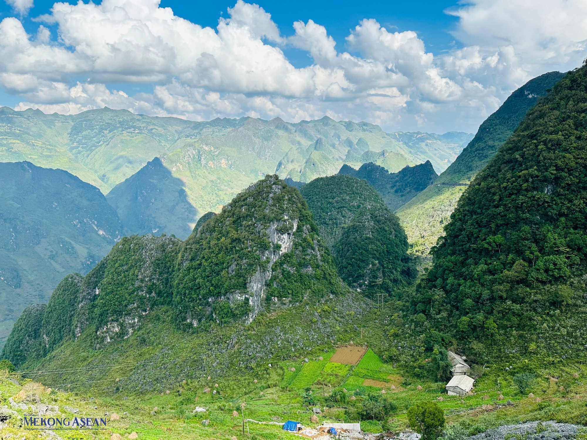 Nh&igrave;n từ tr&ecirc;n cao, H&agrave; Giang hiện l&ecirc;n l&agrave; những d&atilde;y n&uacute;i tr&ugrave;ng điệp tiếp nối nhau. Ảnh: Ho&agrave;ng Anh