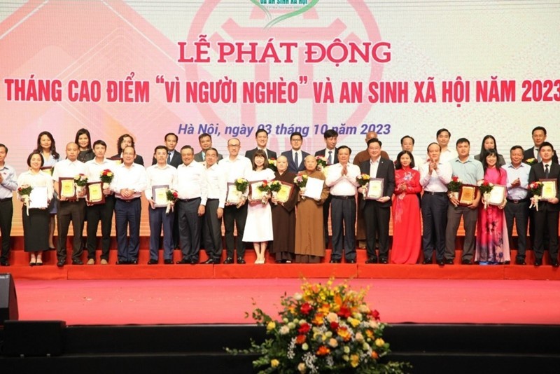 B&iacute; thư Th&agrave;nh ủy H&agrave; Nội Đinh Tiến Dũng, Chủ tịch UBND TP H&agrave; Nội Trần Sỹ Thanh tuy&ecirc;n dương c&aacute;c tập thể ti&ecirc;u biểu trong c&ocirc;ng t&aacute;c giảm ngh&egrave;o v&agrave; an sinh x&atilde; hội.