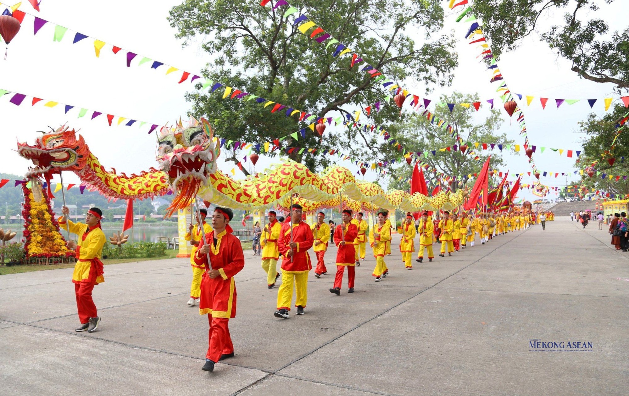 Nh&acirc;n d&acirc;n hai l&agrave;ng Vạn Y&ecirc;n v&agrave; Dược Sơn thực hiện lễ rước bộ từ đền Nam T&agrave;o v&agrave; đền Bắc Đẩu xuống đền Kiếp Bạc.