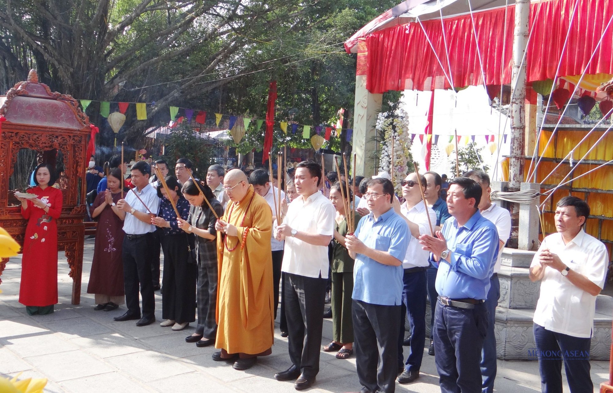 Đại diện l&atilde;nh đạo Bộ Văn h&oacute;a, Thể thao v&agrave; Du lịch; L&atilde;nh đạo UBND tỉnh Hải Dương c&ugrave;ng c&aacute;c đại biểu d&acirc;ng hương tại đền Kiếp Bạc.