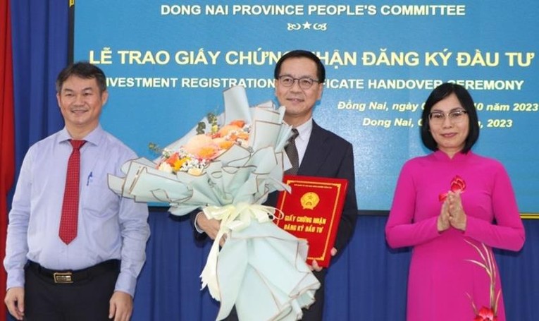 Ph&oacute; Chủ tịch UBND tỉnh Nguyễn Thị Ho&agrave;ng trao GCN đầu tư cho C&ocirc;ng ty TNHH SMC Manufacturing Việt Nam. Ảnh: Dongnai.gov.