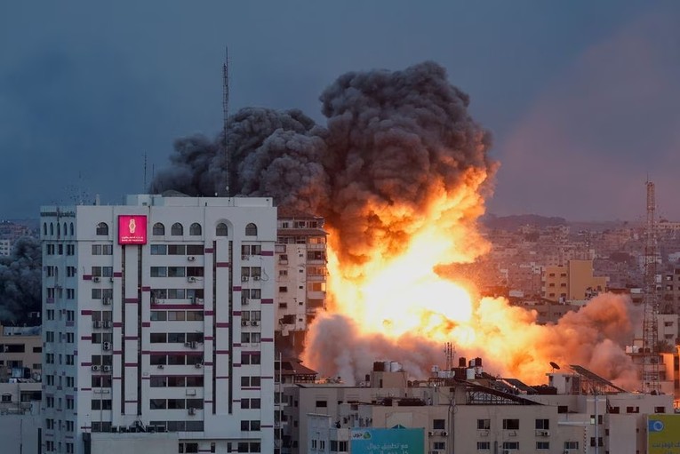 Israel ban bố t&igrave;nh trạng chiến tranh, hứng chịu thương vong kỷ lục ảnh 2