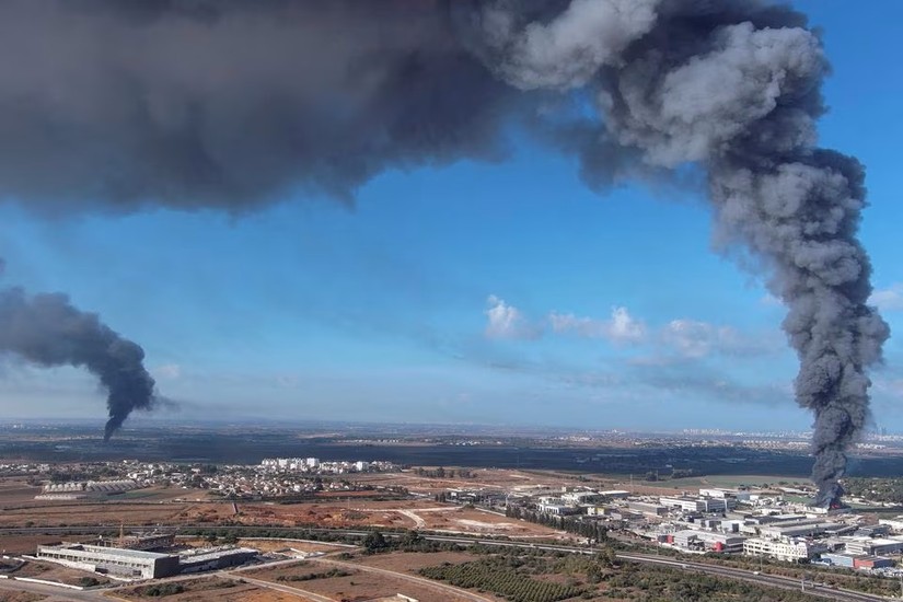 Kh&oacute;i bốc l&ecirc;n tại khu vực Rehovot sau khi tr&uacute;ng t&ecirc;n lửa. Ảnh: Reuters