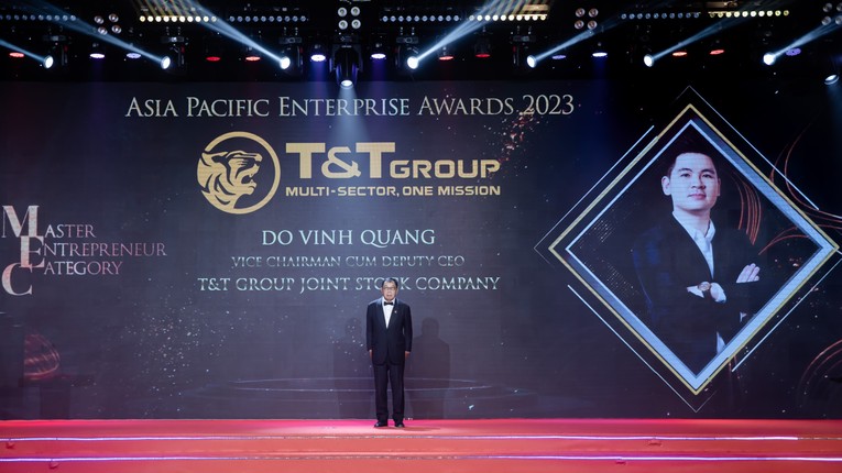 Đại diện T&amp;amp;amp;amp;T Group nhận giải thưởng Doanh nh&acirc;n xuất sắc Ch&acirc;u &Aacute; 2023.