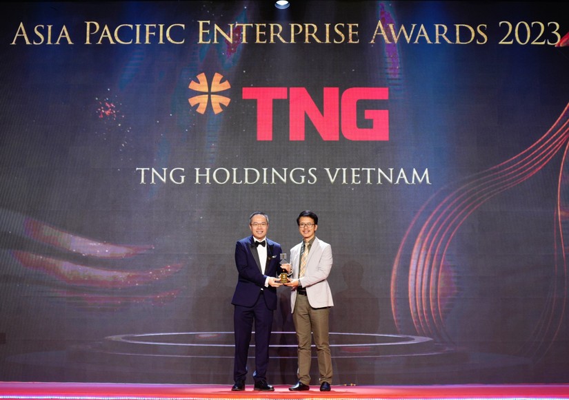 &Ocirc;ng Trần Tuấn Việt &ndash; đại diện TNG Holdings Vietnam nhận giải thưởng &ldquo;Doanh nghiệp xuất sắc ch&acirc;u &Aacute;&rdquo;.