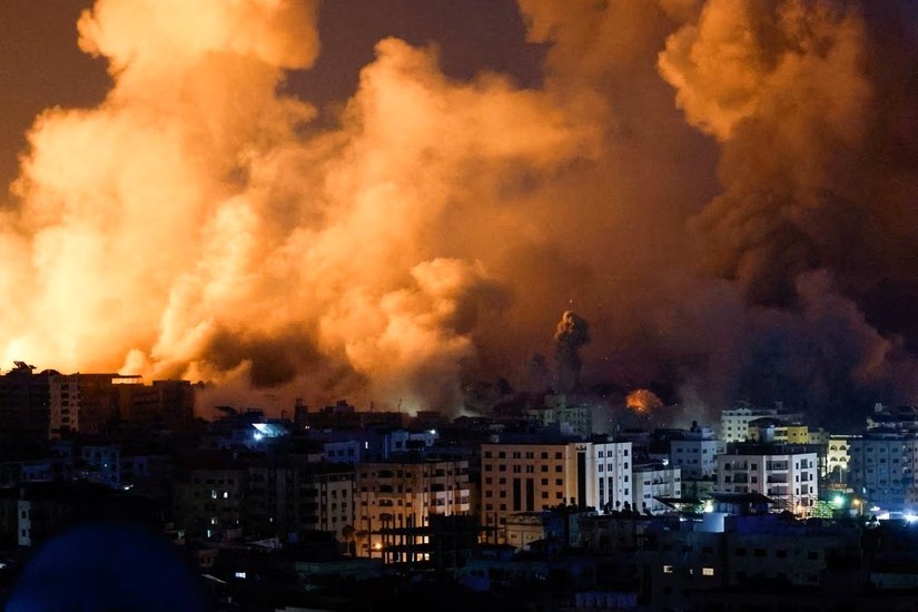 Kh&oacute;i v&agrave; lửa bốc l&ecirc;n trong cuộc tấn c&ocirc;ng của Israel v&agrave;o Dải Gaza, ng&agrave;y 9/10. Ảnh: Reuters