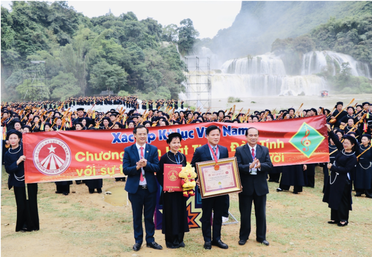 &Ocirc;ng Trần Ngọc Tăng, nguy&ecirc;n Ph&oacute; trưởng ban Tuy&ecirc;n gi&aacute;o Trung ương, nguy&ecirc;n Chủ tịch Hội chữ Thập Đỏ Việt Nam, Ph&oacute; chủ tịch Trung ương Hội Kỷ lục Gia Việt Nam - Tổ chức Kỷ lục Việt Nam trao Bằng chứng nhận cho tỉnh Cao Bằng. Ảnh: Cổng TTĐT tỉnh Cao Bằng