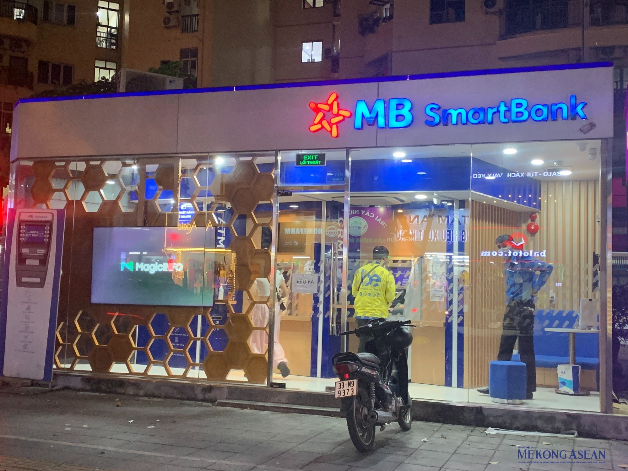 MB SmartBank phục vụ kh&aacute;ch h&agrave;ng bất kể ng&agrave;y đ&ecirc;m. Ảnh: Thu Trang - Mekong ASEAN