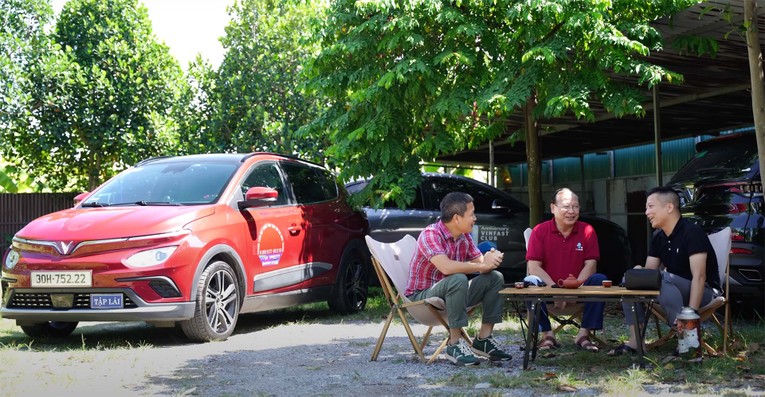 Gi&aacute;o vi&ecirc;n dạy l&aacute;i xe Minh Nghĩa (&aacute;o đỏ) chia sẻ c&acirc;u chuyện c&ugrave;ng hai chuy&ecirc;n gia đ&aacute;nh gi&aacute; xe Nguyễn Mạnh Thắng v&agrave; L&ecirc; T&ugrave;ng Anh.