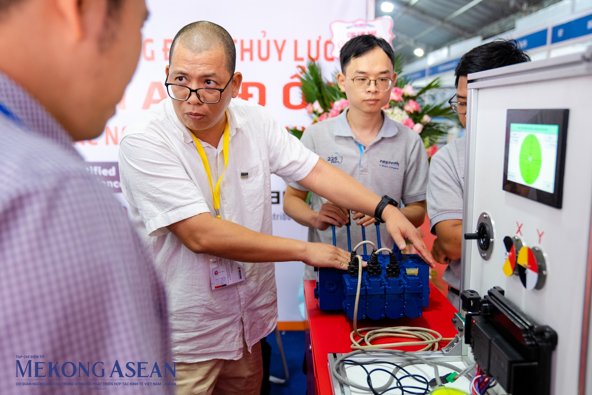 Ngo&agrave;i ra tại hội chợ c&ograve;n nhiều sản phẩm trưng b&agrave;y nổi bật kh&aacute;c như: m&aacute;y m&oacute;c thiết bị h&agrave;n, v&ograve;ng bi, thiết bị thủy lực, thiết bị điện, bảng điều khiển&hellip; v&agrave; c&aacute;c sản phẩm c&ocirc;ng nghiệp phụ trợ trong ng&agrave;nh c&ocirc;ng nghiệp sản xuất &ocirc; t&ocirc;, d&acirc;y c&aacute;p điện.