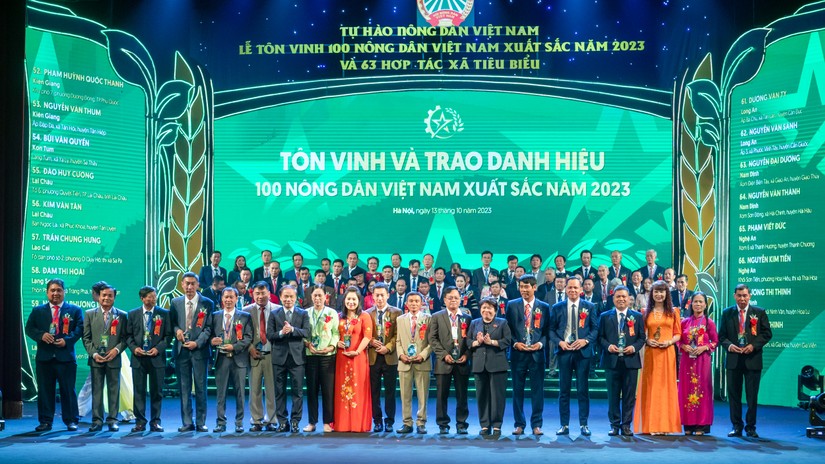 Lễ T&ocirc;n vinh v&agrave; trao danh hiệu 100 N&ocirc;ng d&acirc;n Việt Nam xuất sắc v&agrave; biểu dương 63 Hợp t&aacute;c x&atilde; ti&ecirc;u biểu to&agrave;n quốc năm 2023. Ảnh: Quochoi.vn