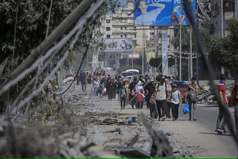 D&ograve;ng người Palestine tại Dải Gaza mang theo đồ đạc để chạy trốn đến c&aacute;c khu vực an to&agrave;n hơn, ng&agrave;y 13/10. Ảnh: EPA-EFE