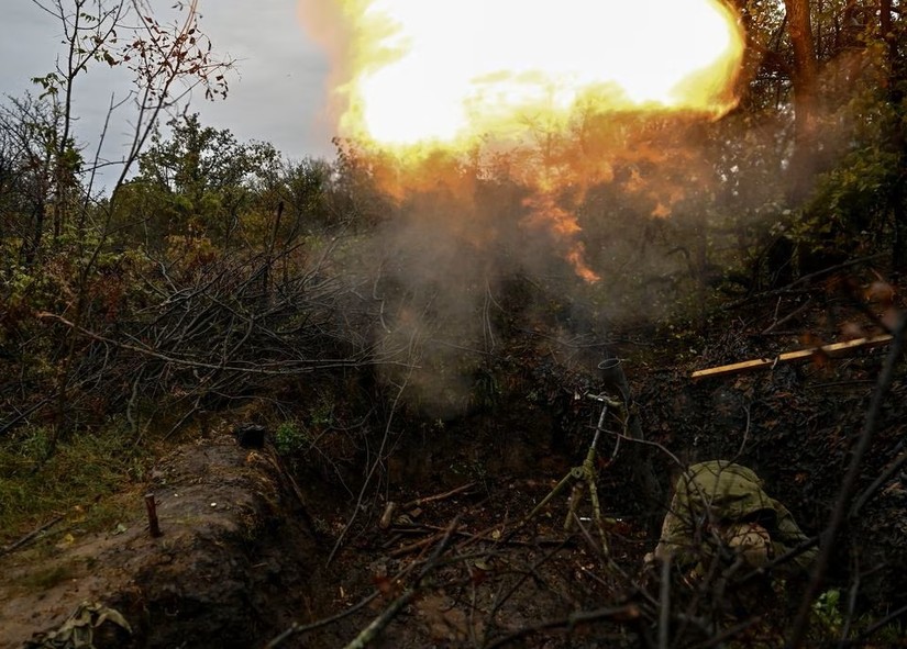 Binh sĩ Ukraine bắn s&uacute;ng cối về ph&iacute;a qu&acirc;n đội Nga tại một vị tr&iacute; ở tiền tuyến ở v&ugrave;ng Donetsk, ng&agrave;y 8/10. Ảnh: Reuters