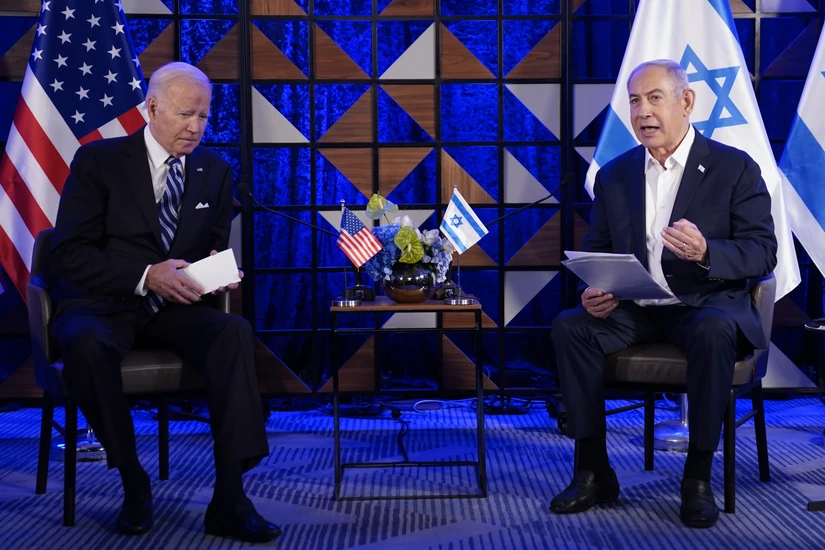 Tổng thống Mỹ Joe Biden trao đổi với Thủ tướng Israel Benjamin Netanyahu tại Tel Aviv, ng&agrave;y 18/10. Ảnh: AP