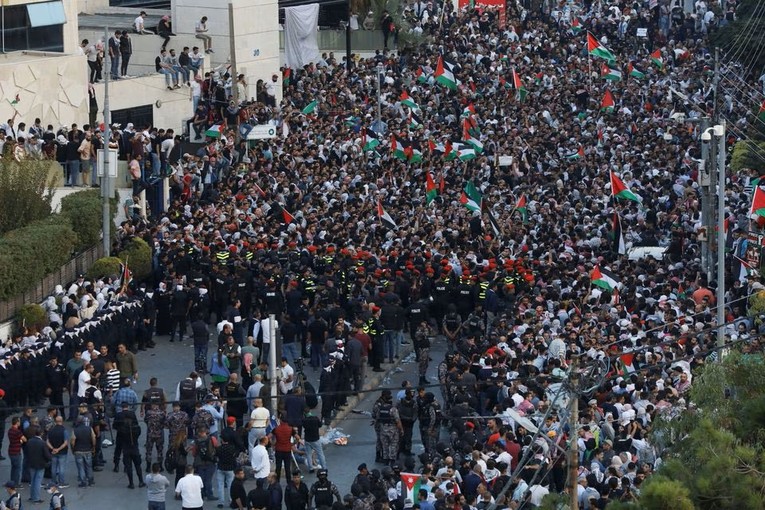 Người d&acirc;n tham gia biểu t&igrave;nh tại Amman, Jordan, ng&agrave;y 18/10. Ảnh: Reuters