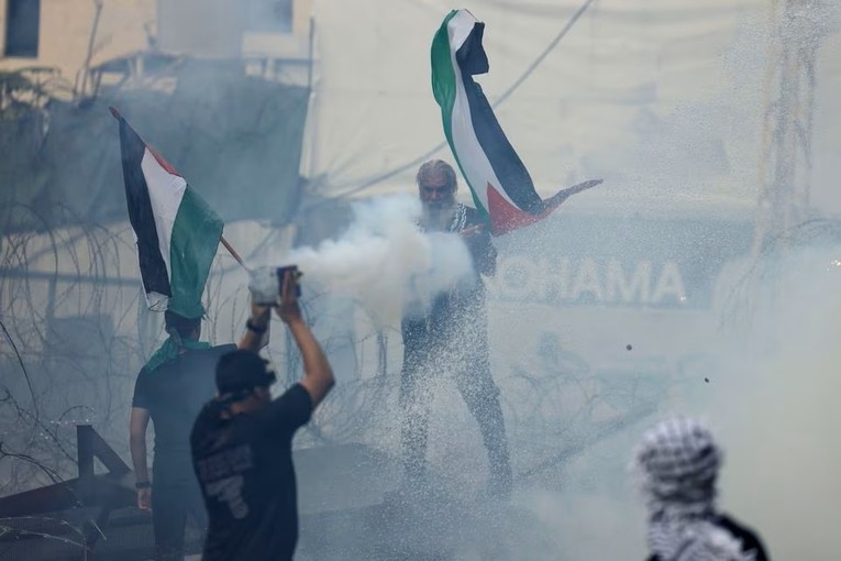 Biểu t&igrave;nh gần Đại sứ qu&aacute;n Mỹ ở Awkar, ph&iacute;a bắc thủ đ&ocirc; Beirut, Lebanon, ng&agrave;y 18/10. Ảnh: Reuters