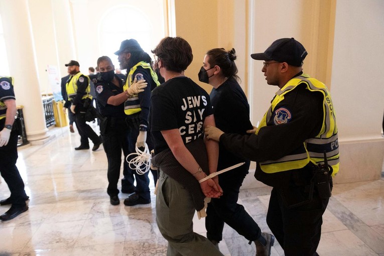 Cảnh s&aacute;t Đồi Capitol bắt giữ người biểu t&igrave;nh. Ảnh: Getty Images